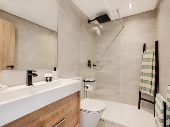 B9-1_Almazara-Views_townhouses_Istan_Marbella_bathroom_Sept-